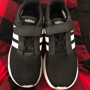 RACER TR21 SHOES size 2.5

RUNNING-INSPIRED SHOES FOR ACTIVE KIDS.